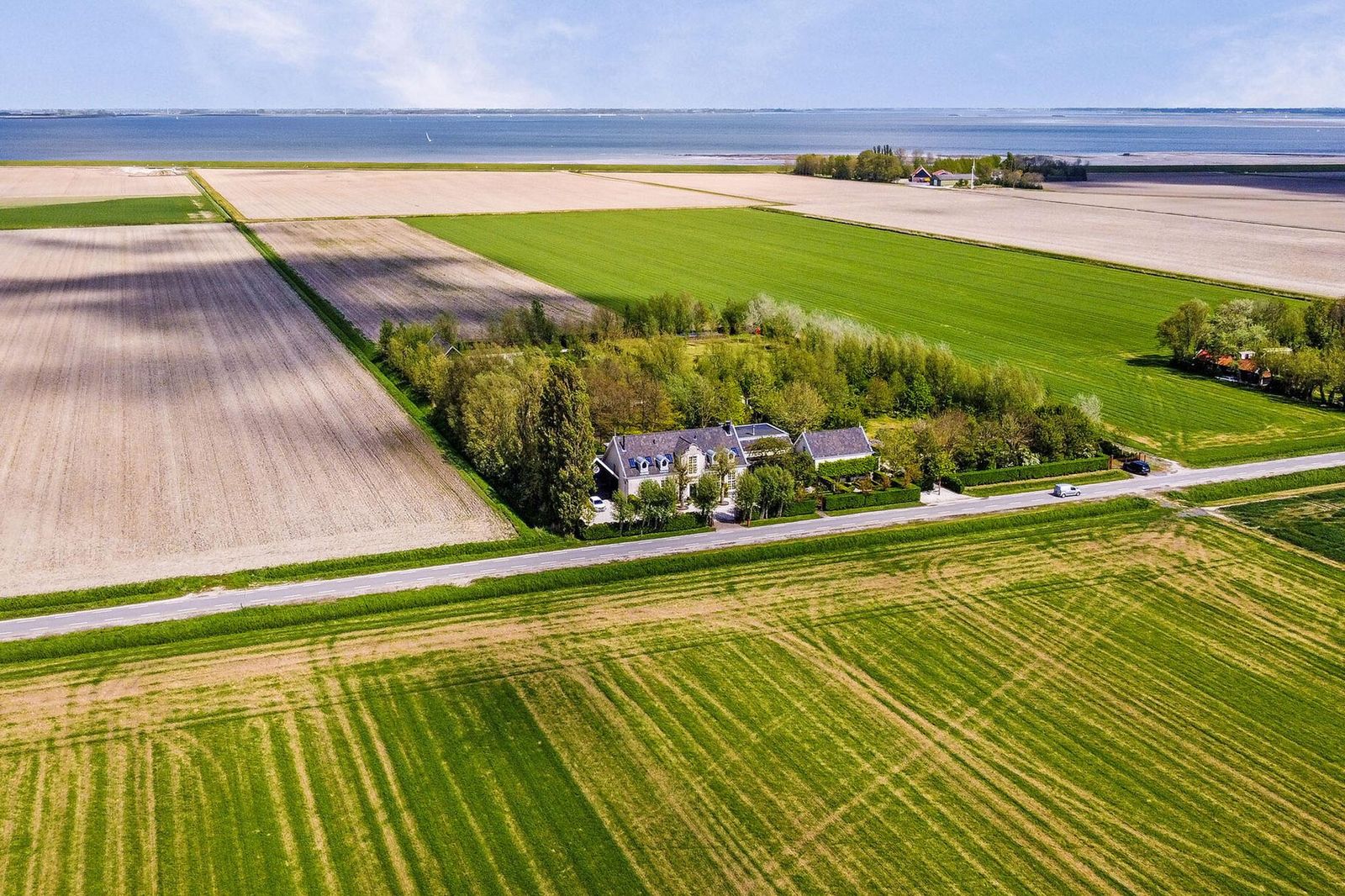 Omringd door uitgestrekte polders en dichtbij de Oosterschelde.