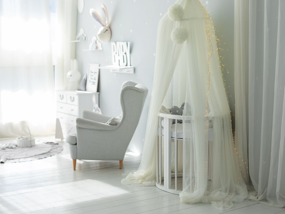 klamboe boven het babybed