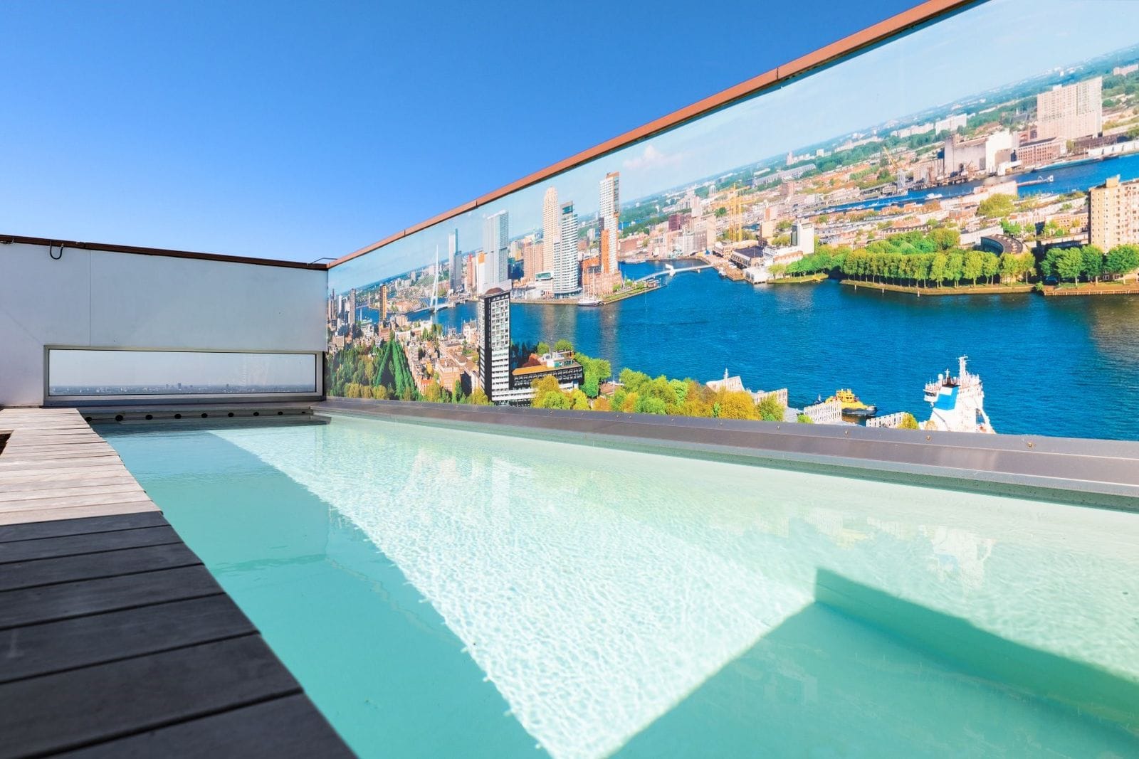 Het hoogst gelegen privézwembad van Nederland met panoramisch uitzicht over Rotterdam en de Maas.