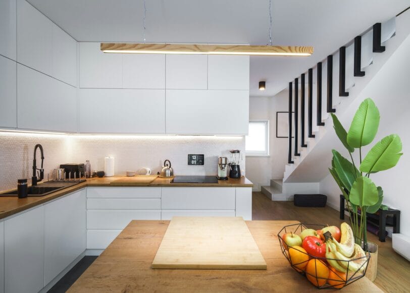 Moderne keuken met mechanische ventilatie voor een gezonder binnenklimaat, inclusief natuurlijke ventilatie door planten en frisse inrichting.