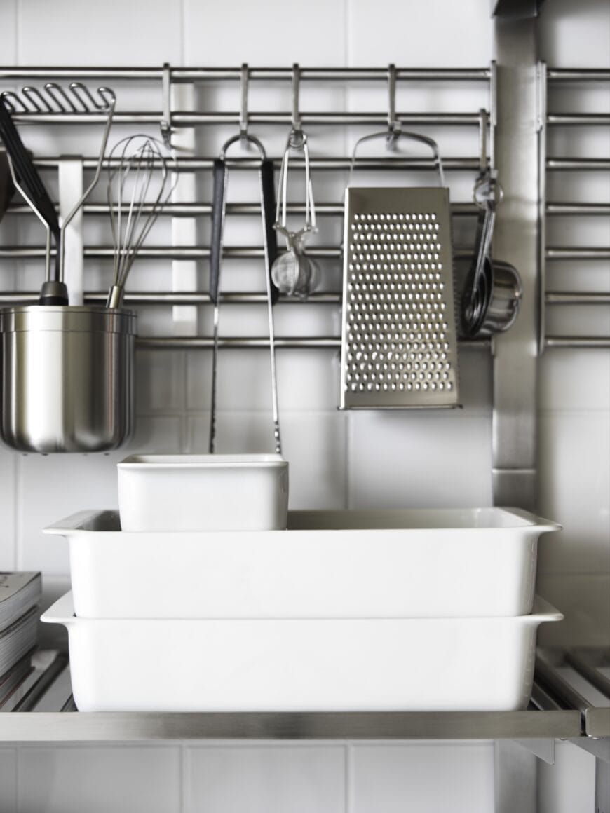 Wandrek met haken en keukengerei in een compacte IKEA-keuken