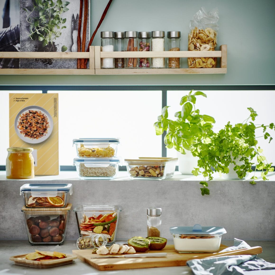 Georganiseerde keukenvensterbank met IKEA-kruidenplanten, voorraadpotten en verse ingrediënten