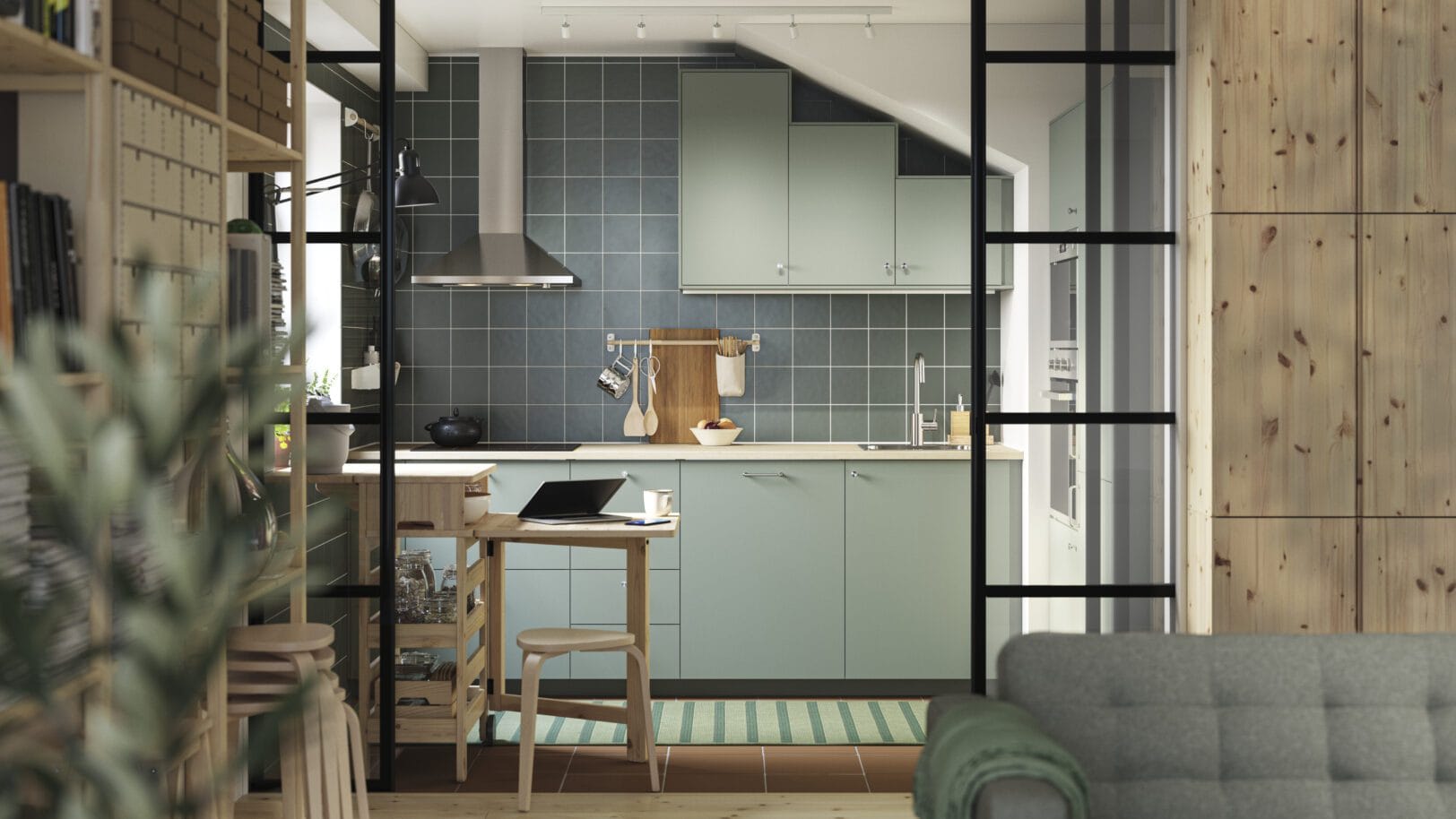 Compacte saliegroene IKEA-keuken met houten details en slimme indeling