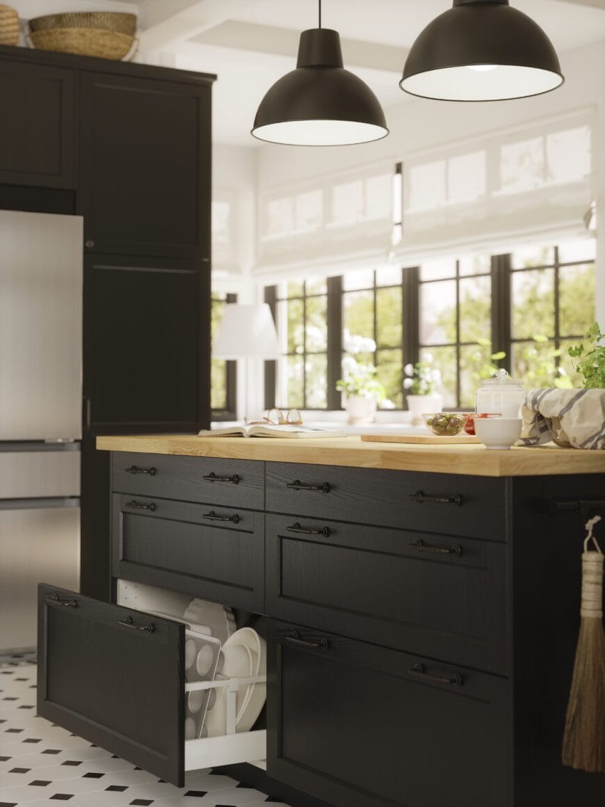 Donkere IKEA-keuken met houten blad en lade met servies voor praktisch en stijlvol gebruik