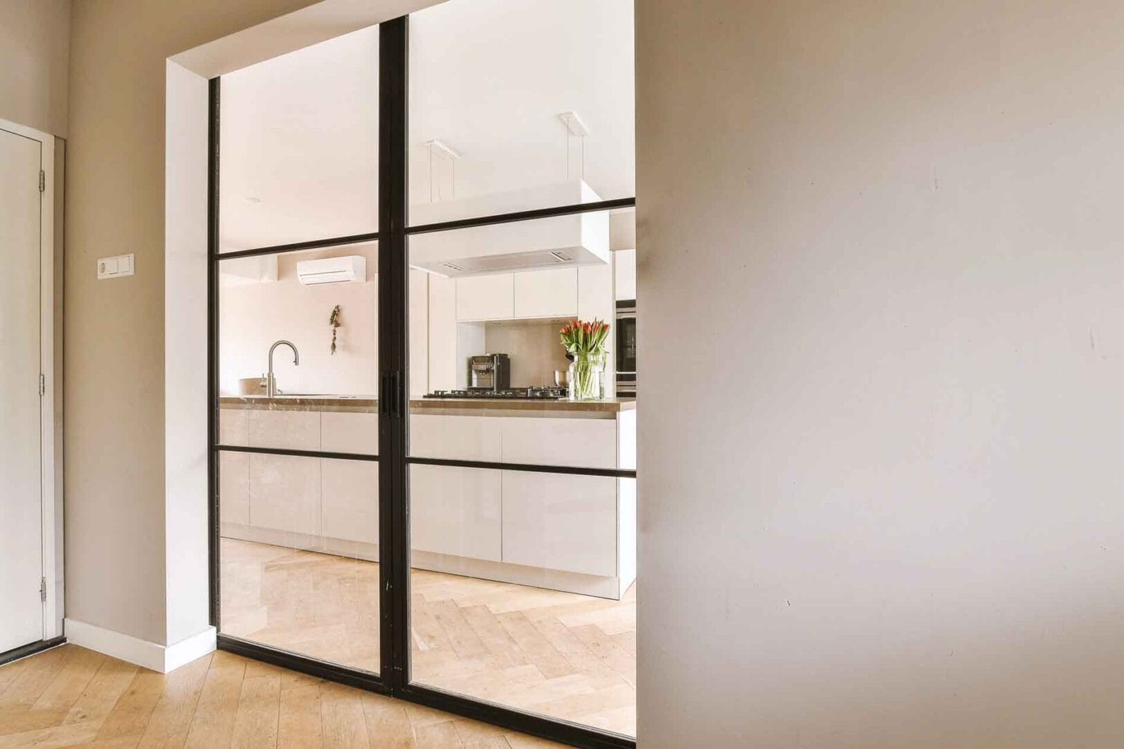 Natuurlijk licht in huis met stalen deuren