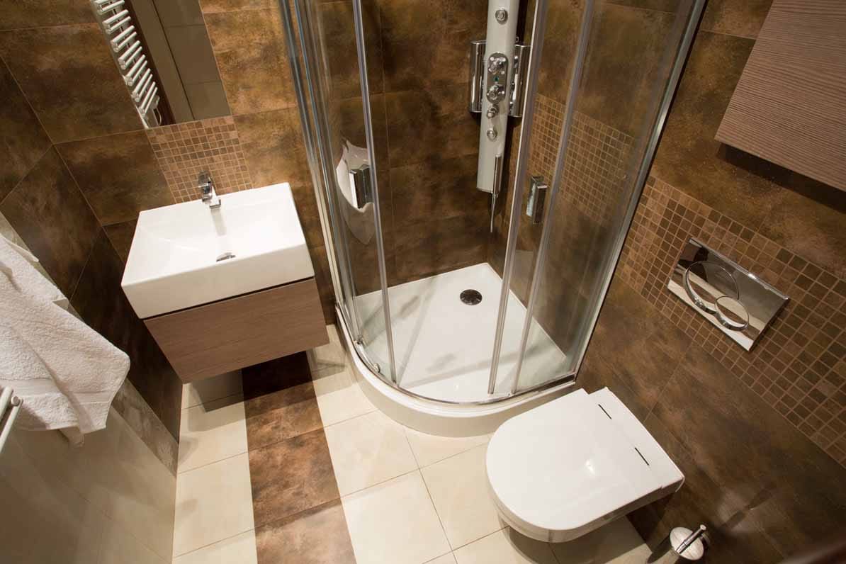 Kleine badkamer met beige en bruin