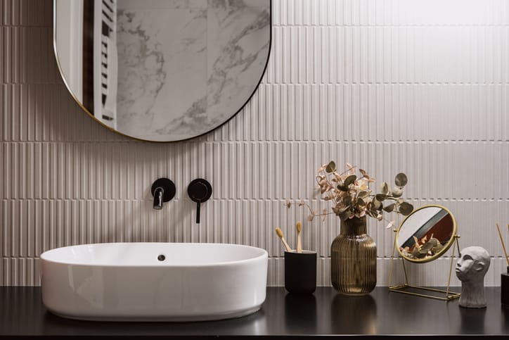 Opbouw waskom of geïntegreerde wastafel: wat past het beste in jouw badkamer? 💦