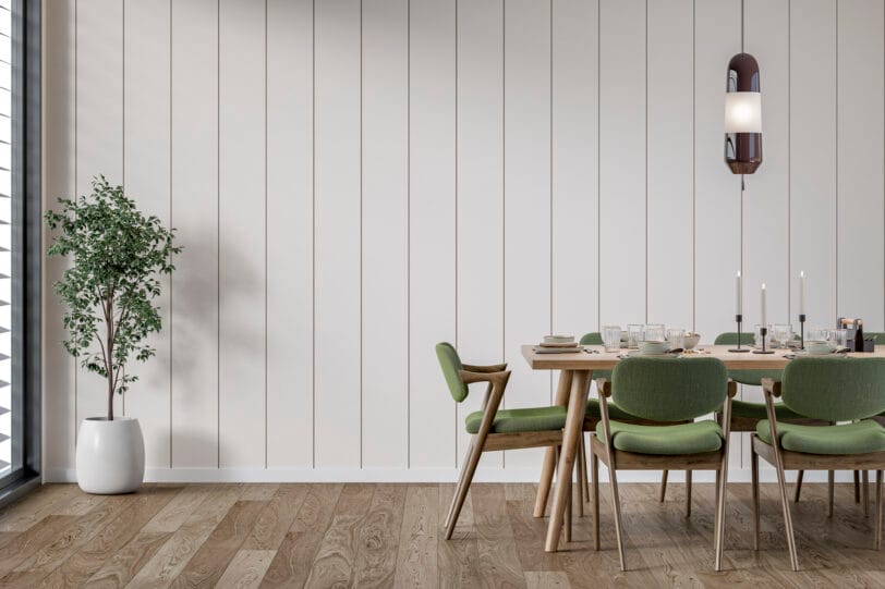 Moderne eetkamer met groene stoelen