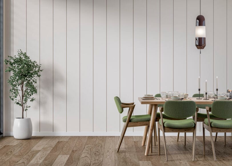 Moderne eetkamer met groene stoelen